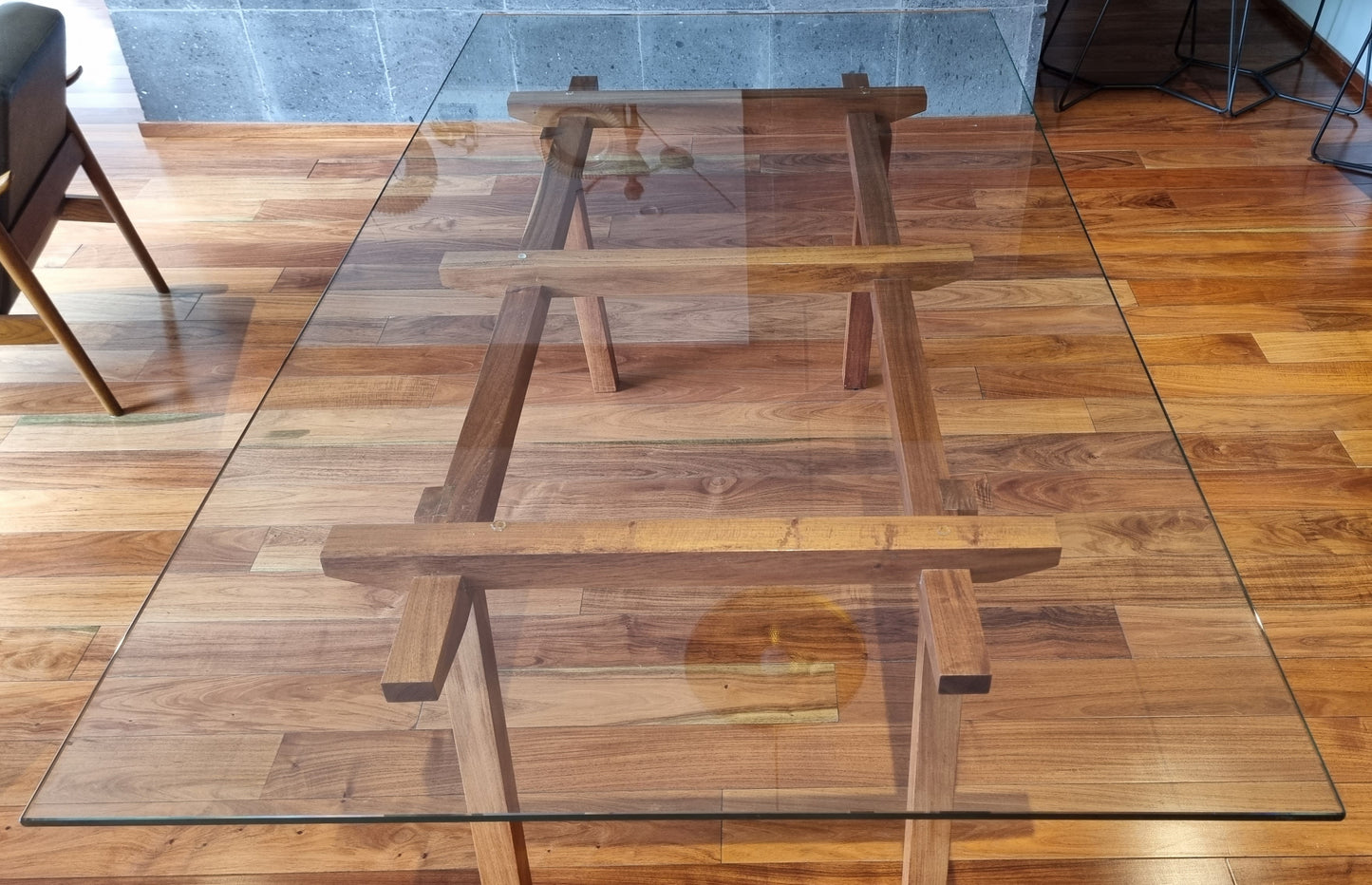 Mesa de Comedor de Madera Genuina de Nogal y Cristal Templado
