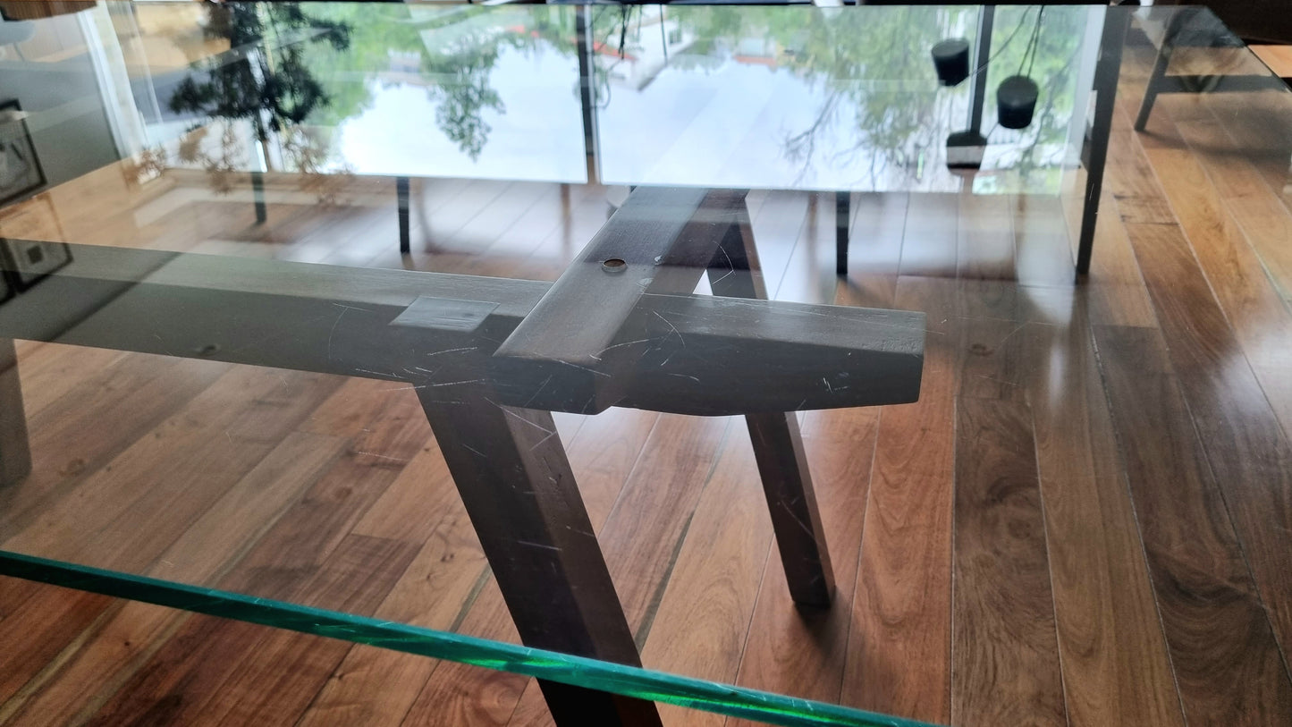 Mesa de Comedor de Madera Genuina de Nogal y Cristal Templado