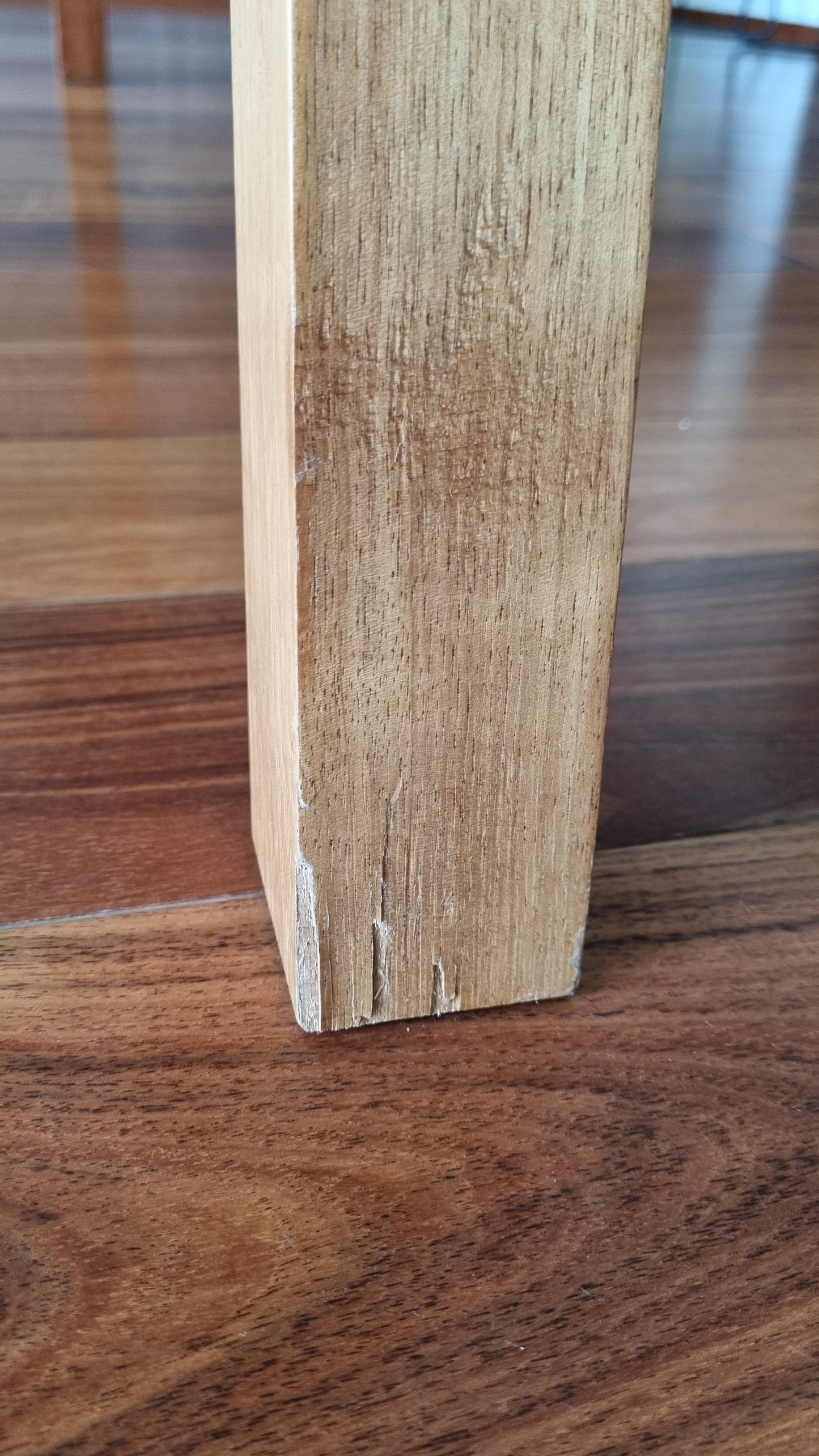 Mesa de Comedor de Madera Genuina de Nogal y Cristal Templado