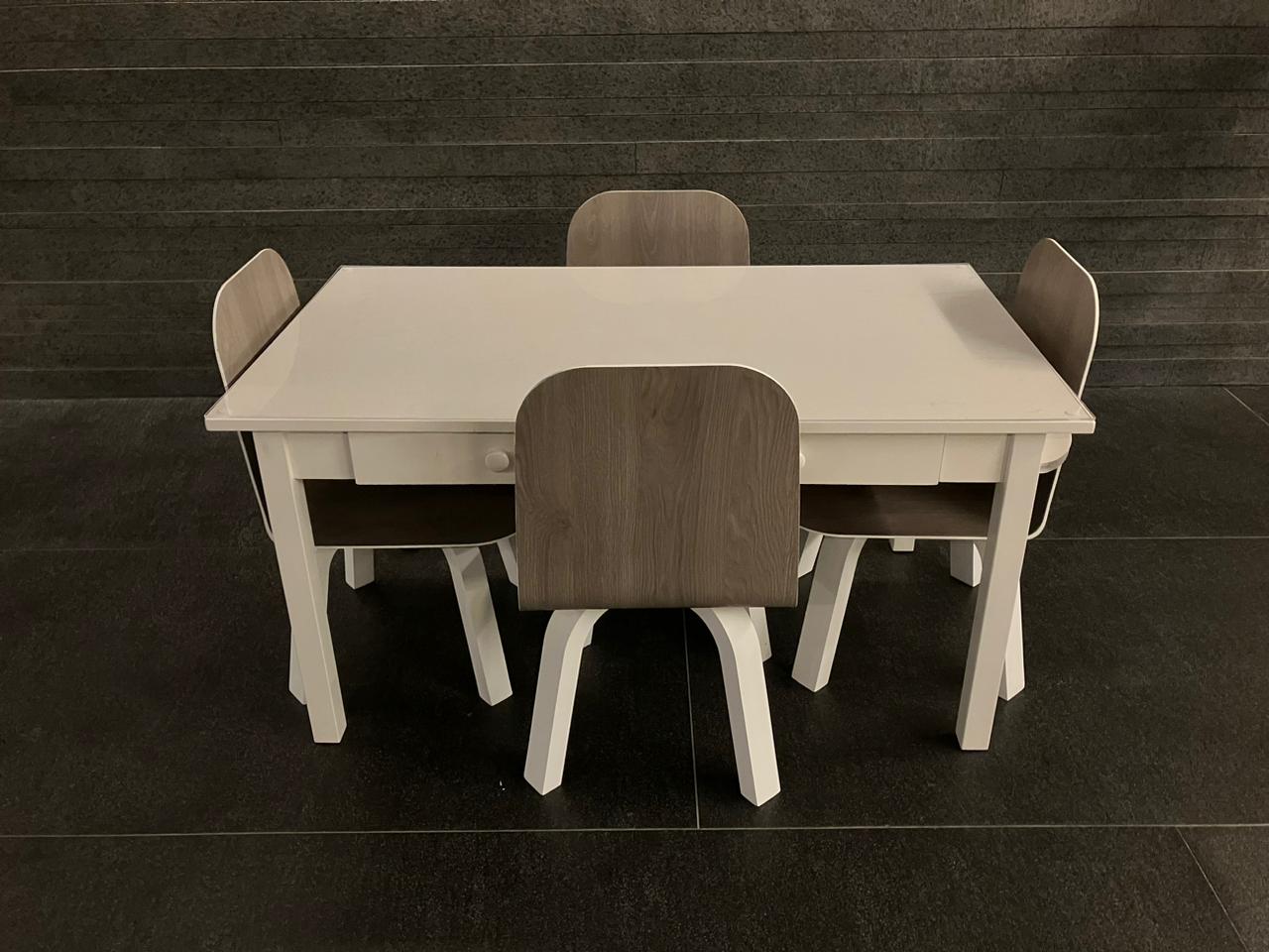 Mesa de Actividades para Niños con 4 Sillas - Pottery Barn Kids