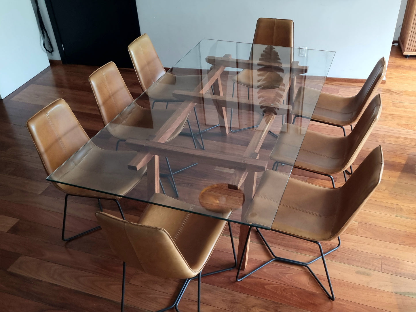 Mesa de Comedor de  Madera Genuina de Nogal y Cristal Templado