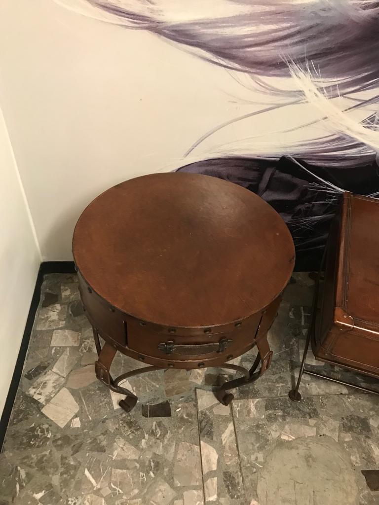 Mesa Auxiliar Redonda de Madera con Piel y Base de Herrería Estilo Vintage